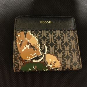 Fossil Flower Embossed Logo Compact Bifold Wallet